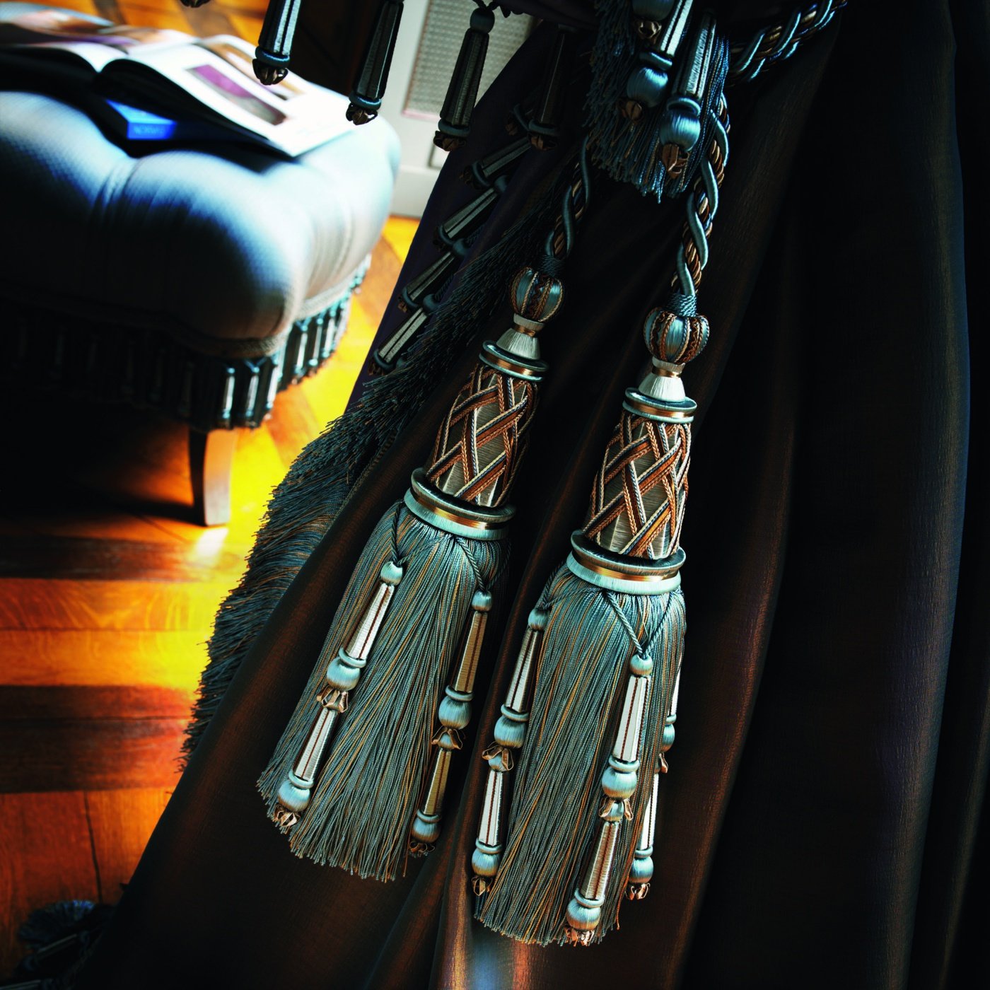 Ciucuri albaștrii pentru draperii stil clasic showroom București