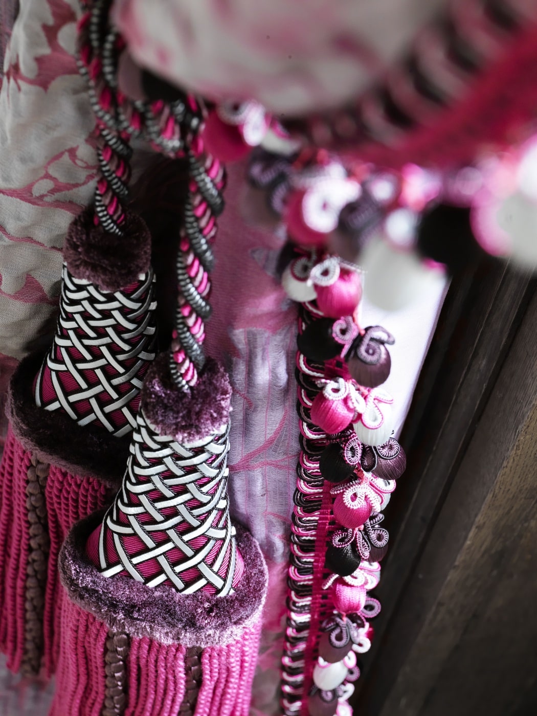 Ciucuri pentru draperii mov model clasic detaliu showroom București