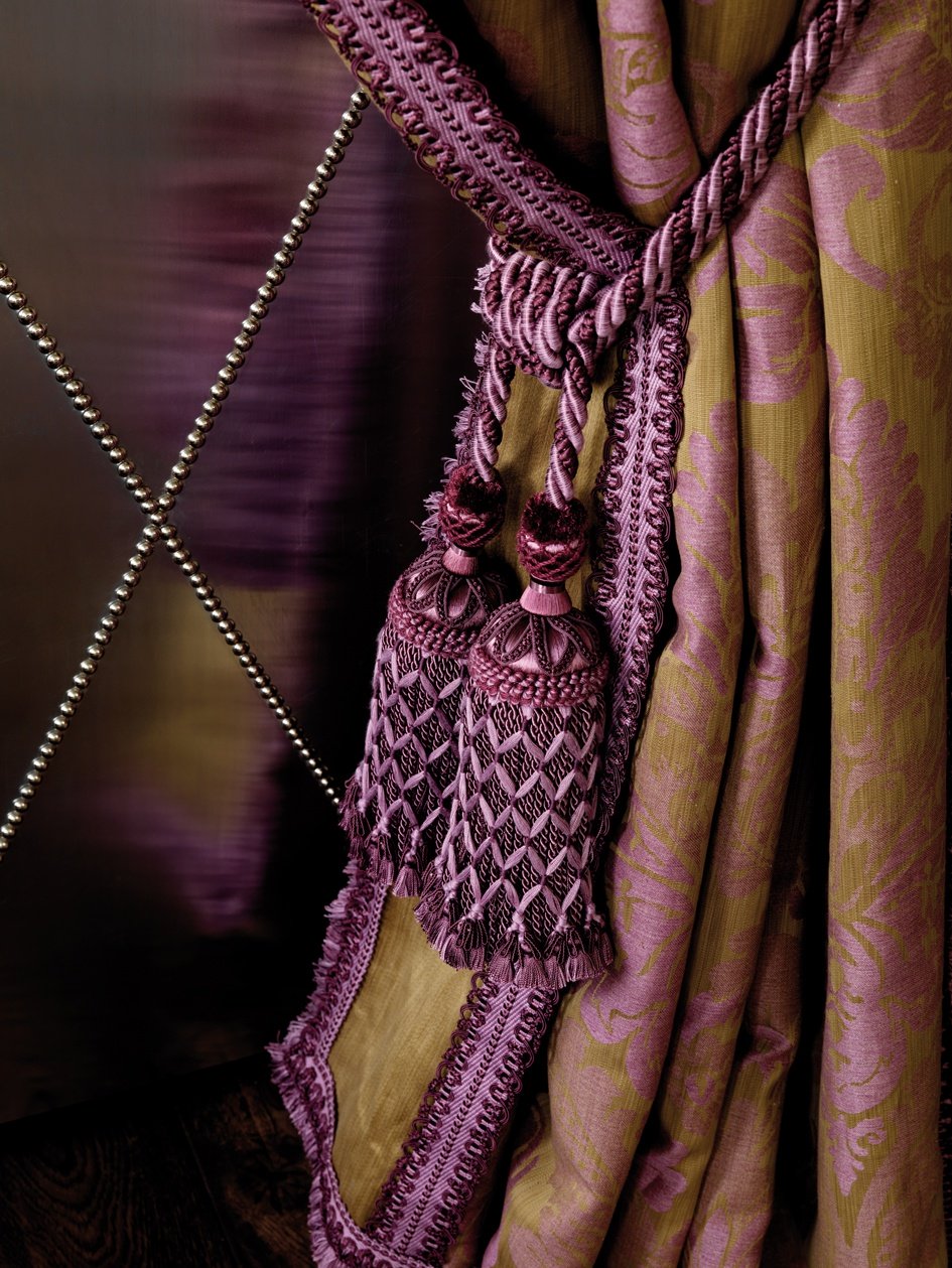 Ciucuri mov și roz pentru draperii stil clasic showroom București