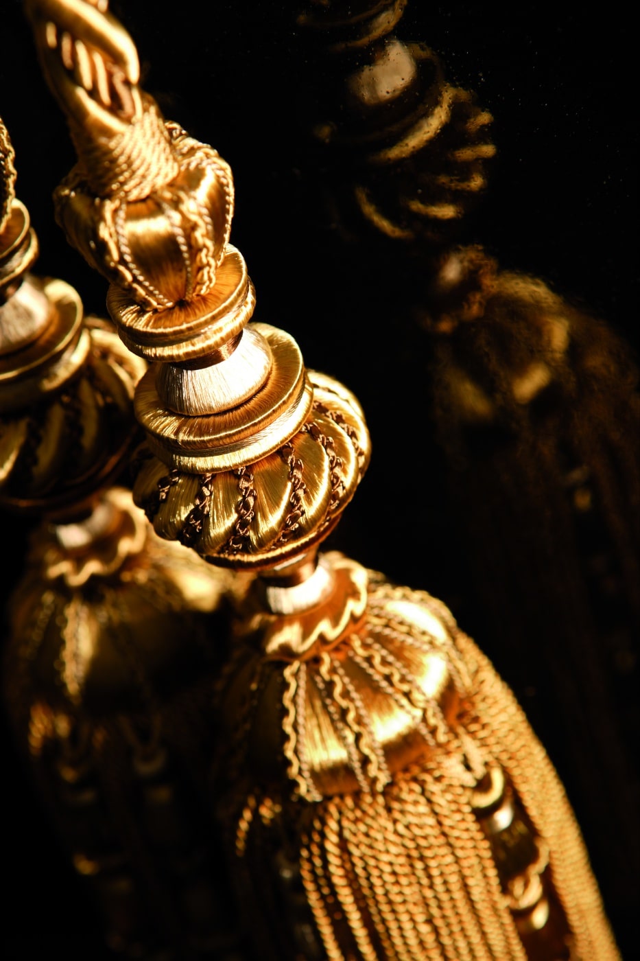 Ciucuri aurii pentru draperii model clasic detaliu showroom București