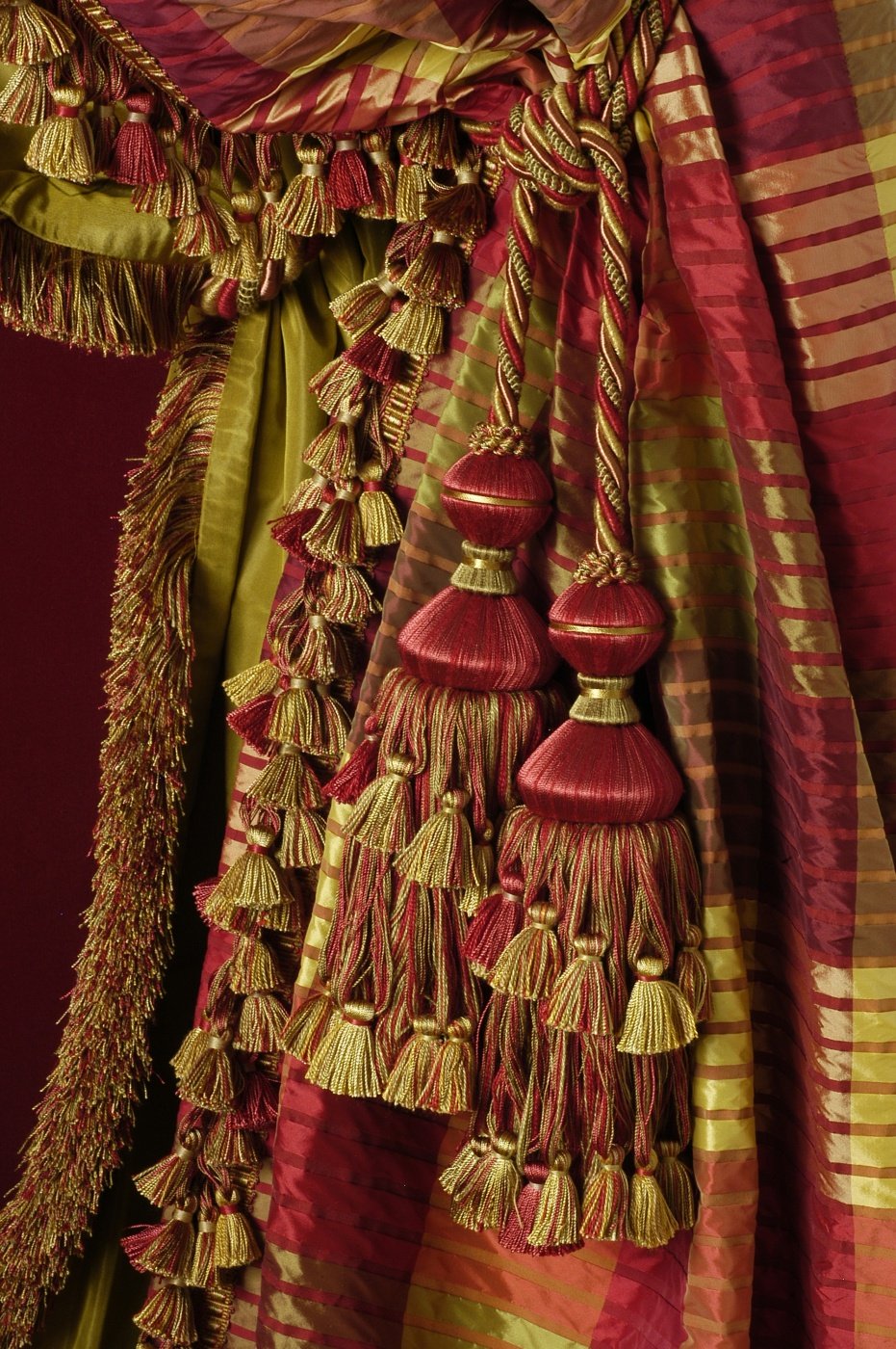 Ciucuri roșii pentru draperii model clasic detaliu showroom București