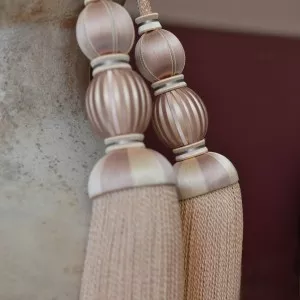 Ciucuri crem pentru draperii model clasic detaliu showroom București