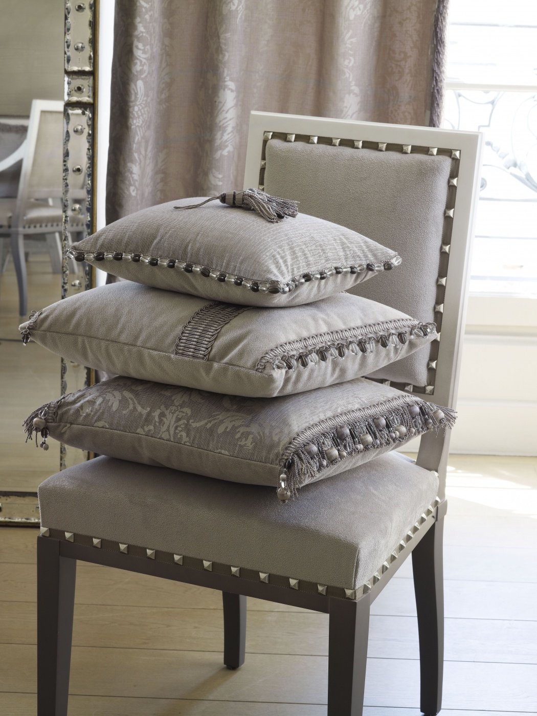 Ciucuri gri pentru perne decorative în stil clasic detaliu showroom București