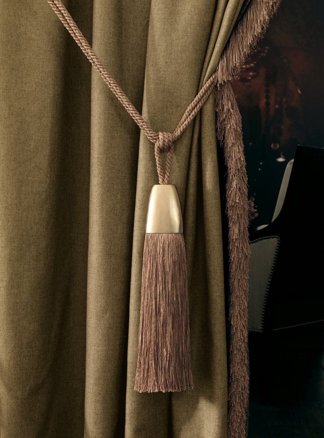 Ciucuri maro pentru draperii model clasic detaliu showroom București