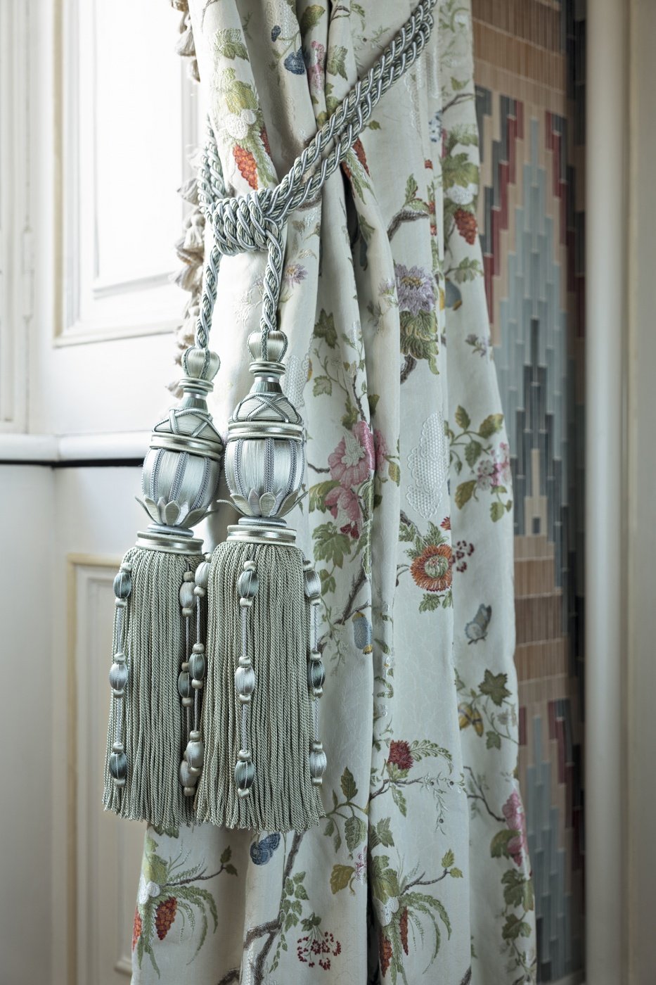 Ciucuri verde mentă pentru draperii model clasic showroom București