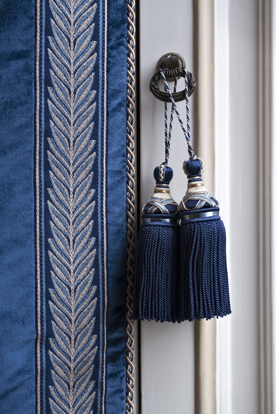 Ciucuri pentru draperii albaștri și aurii în stil clasic detaliu showroom București