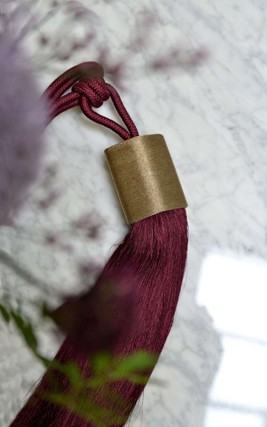 Ciucuri pentru draperii roșii și aurii detaliu showroom București