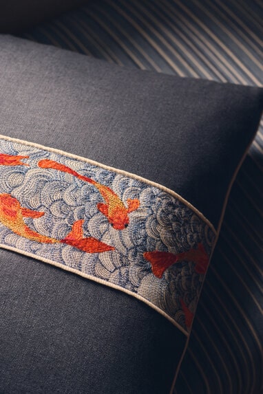 Pasmanterie grafică cu pești koi pentru pernă decorativă showroom București