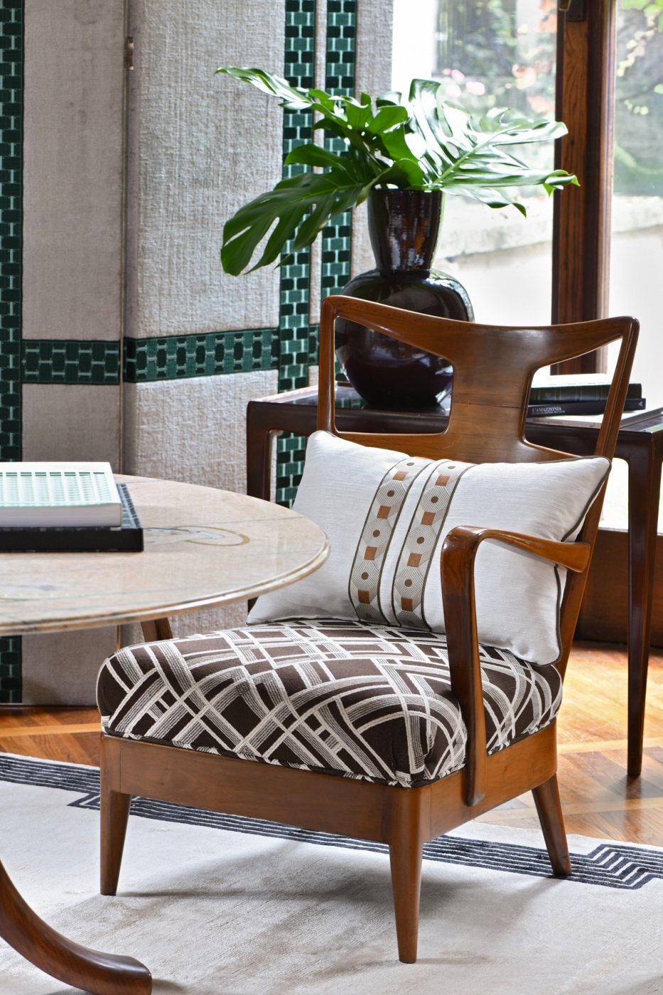 Pasmanterie geometrică pentru pernă decorativă showroom București