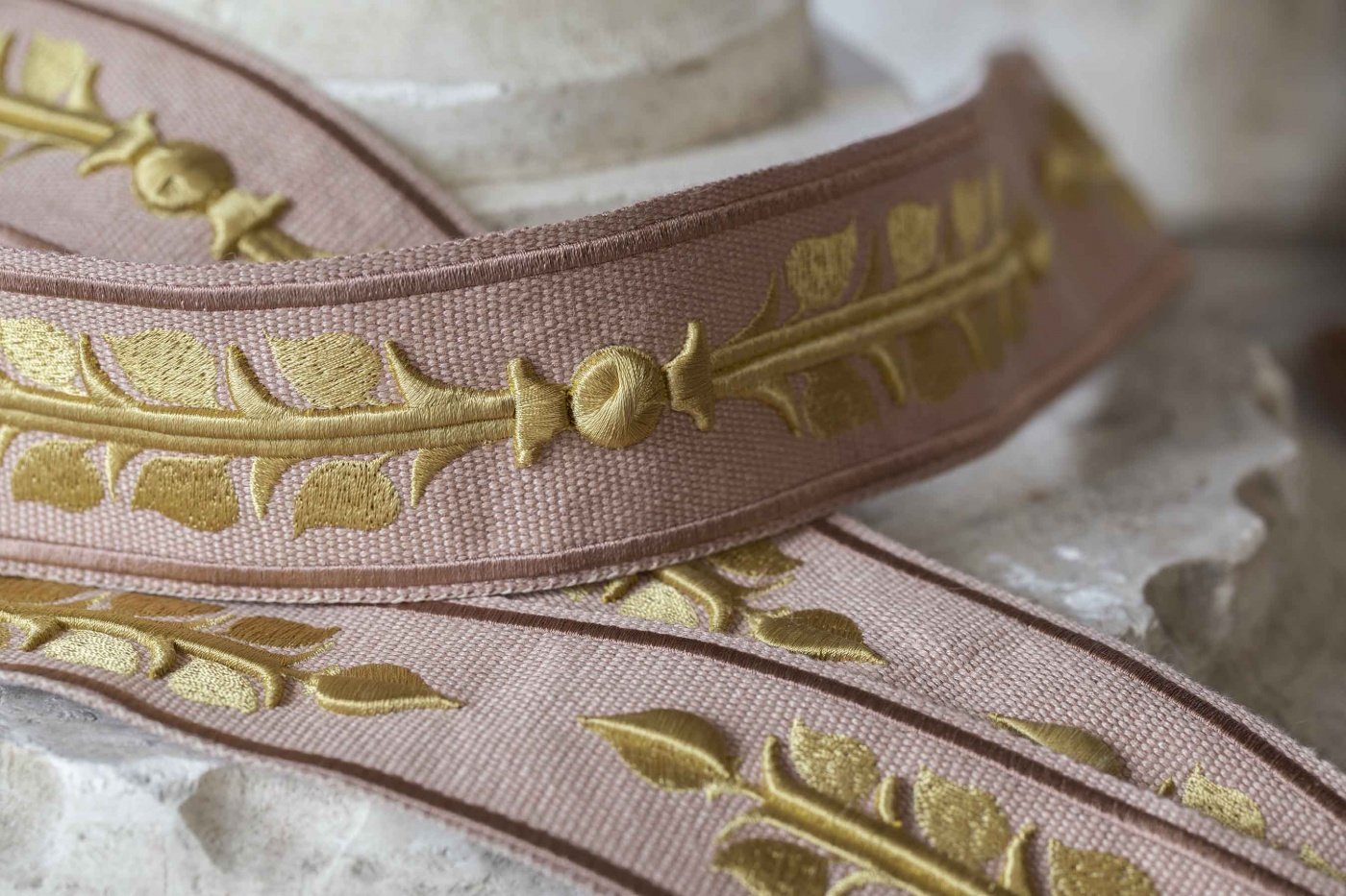 Pasmanterie clasică decorativă detaliu showroom București