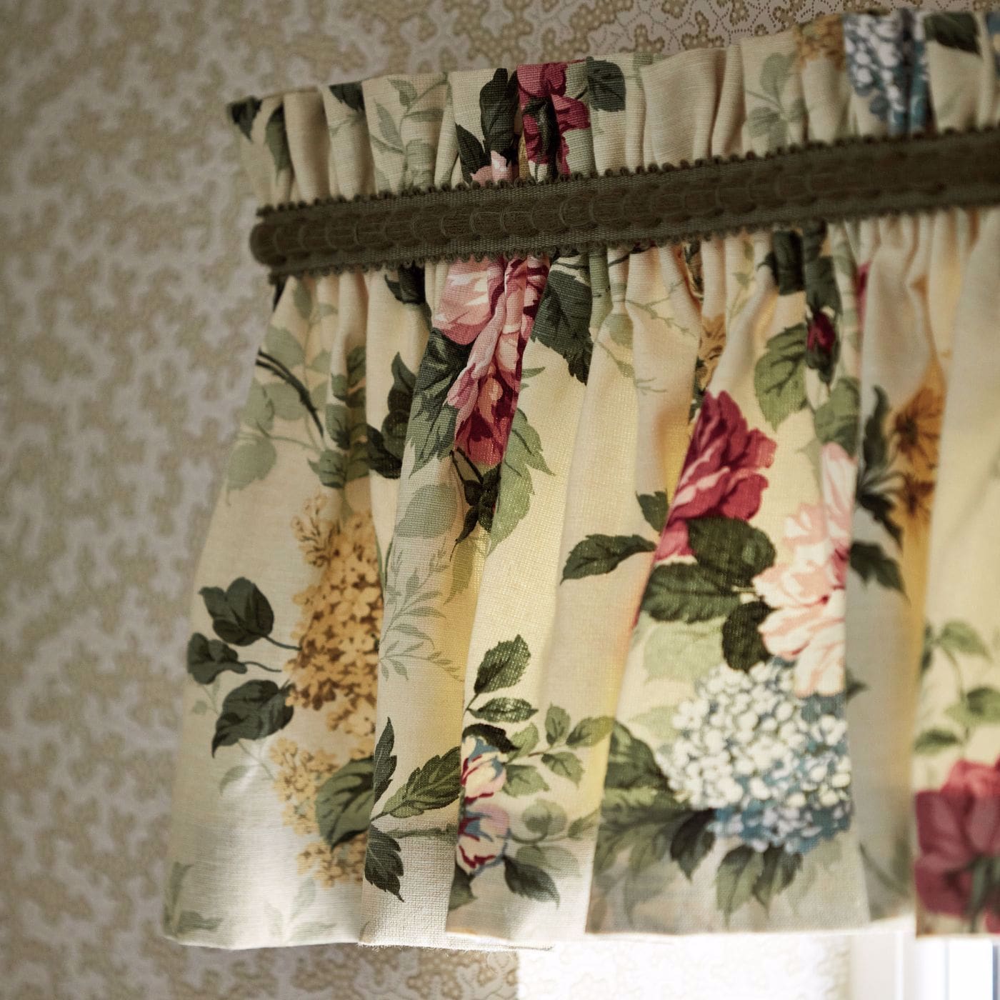 Pasmanterie verde clasică pentru draperie showroom București