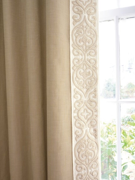 Pasmanterie bej clasică pentru draperie showroom București