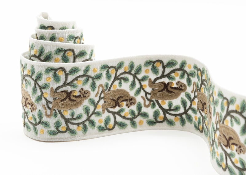 Pasmanterie decorativă cu model de animale detaliu showroom București