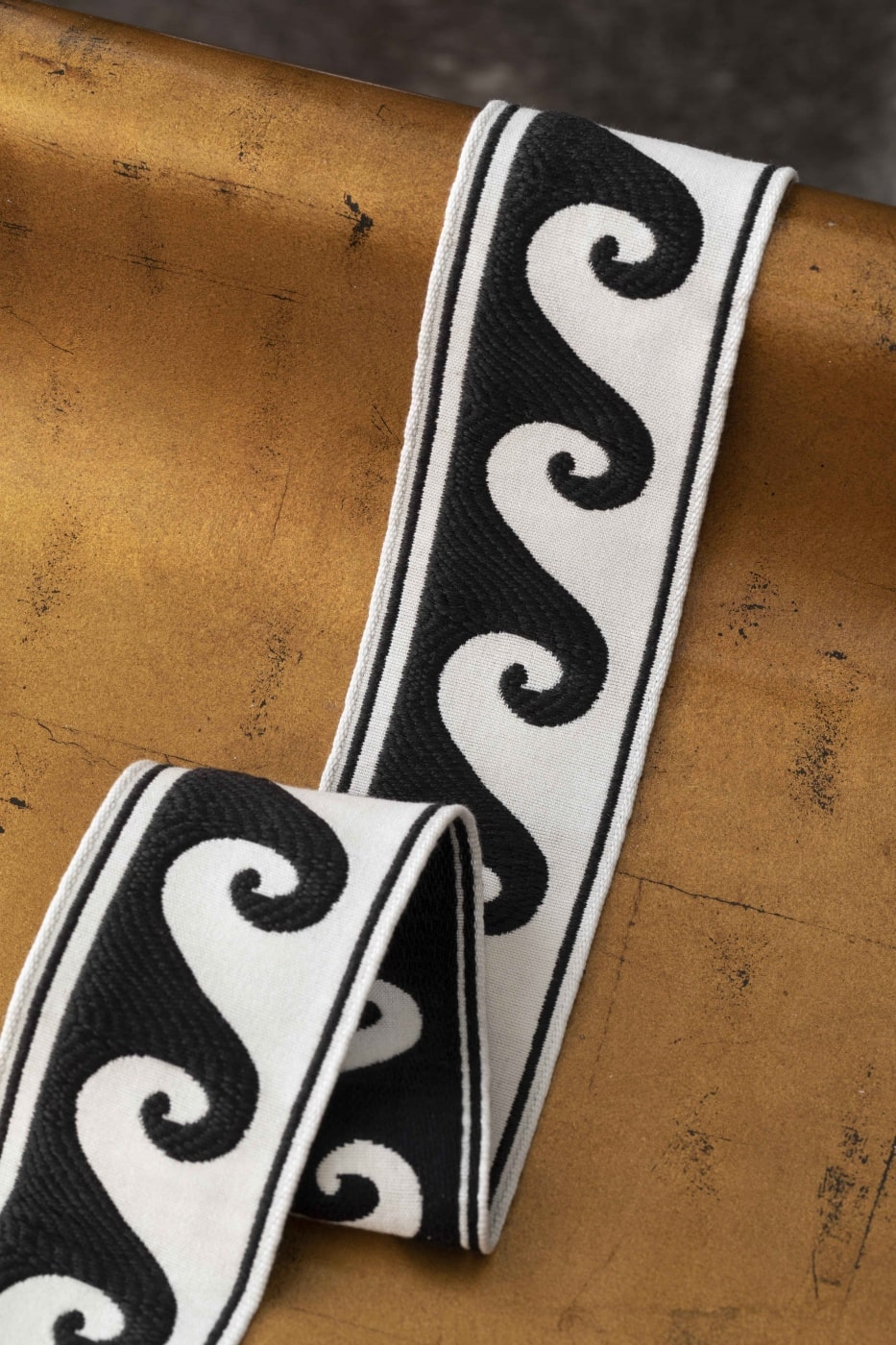 Pasmanterie alb-negru cu model grafic detaliu showroom București