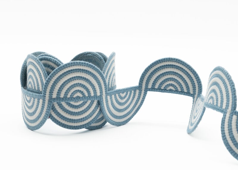 Pasmanterie asimetrică alb-albastră cu linii simple showroom București