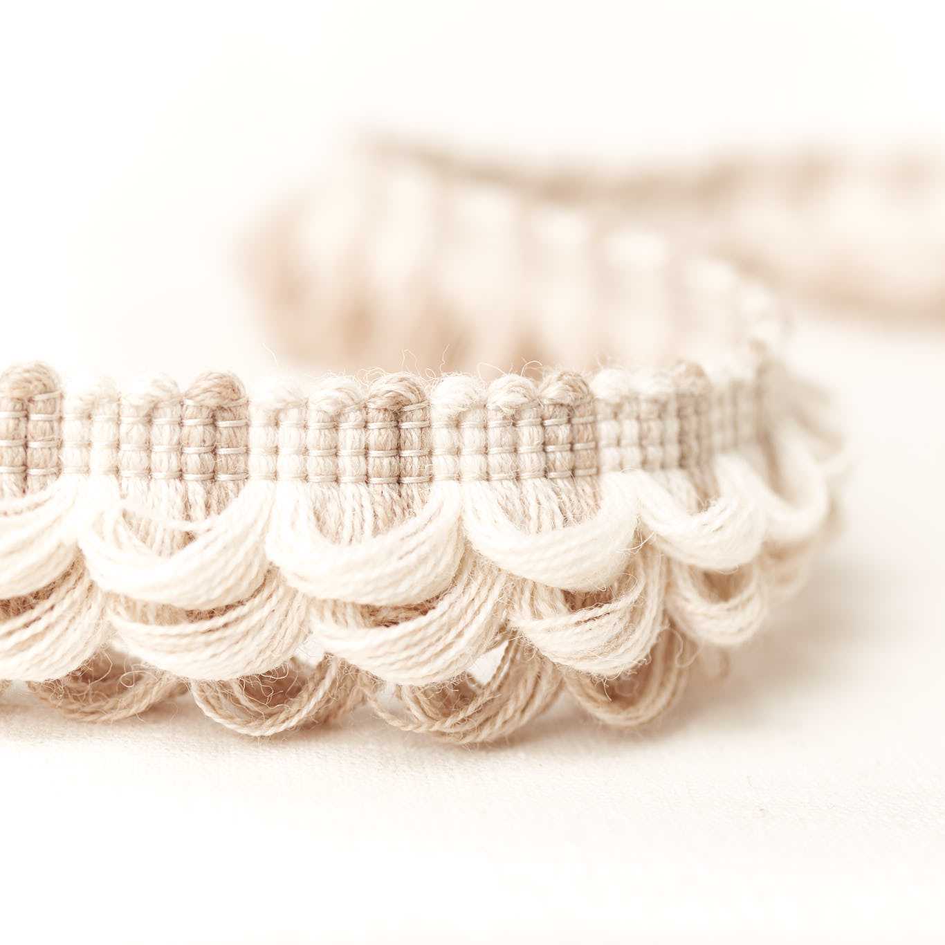 Pasmanterie decorativă albă detaliu showroom București