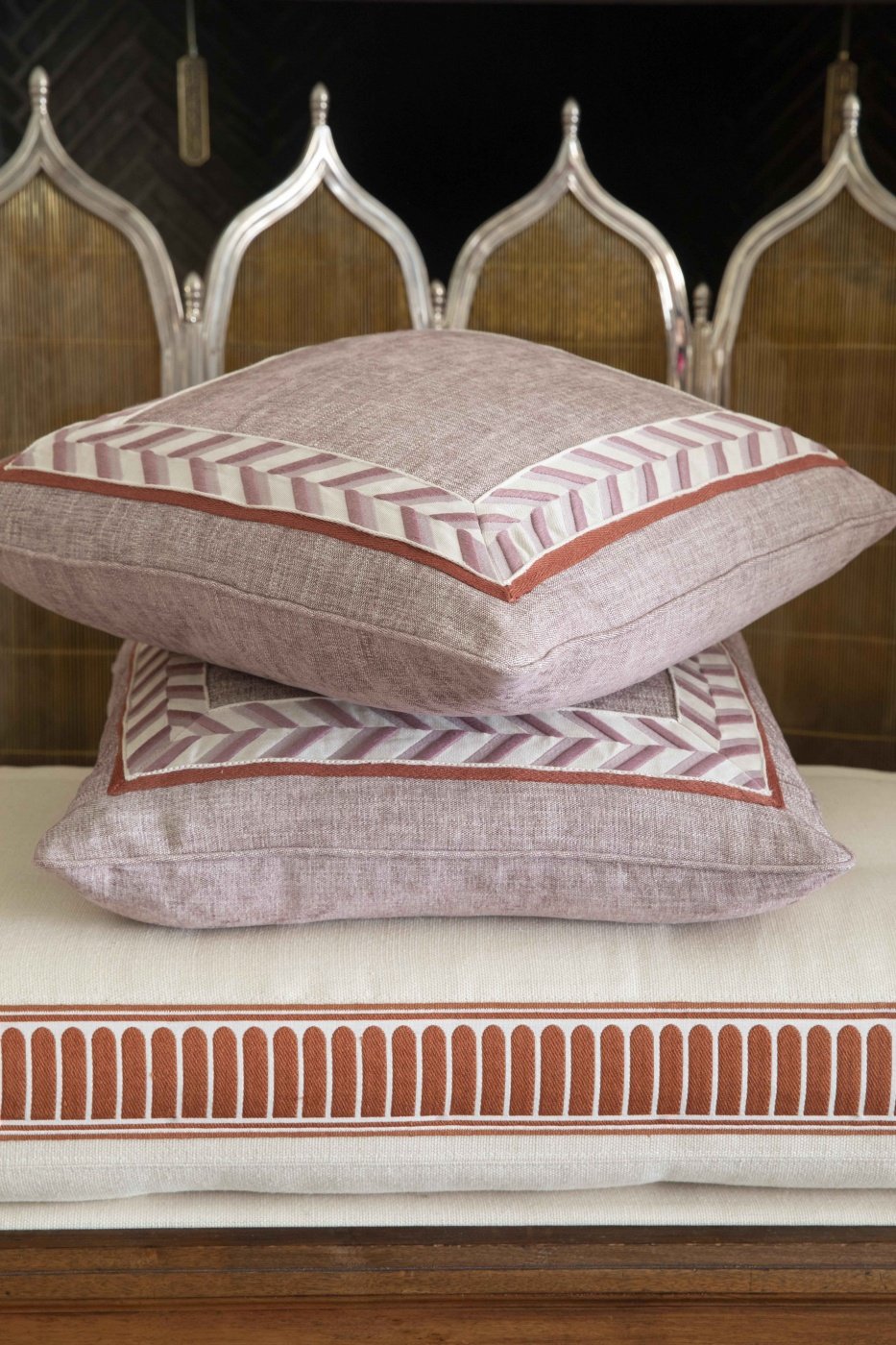 Pasmanterie geometrică pentru perne decorative showroom București