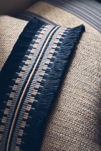 Pasmanterie albastră cu franjuri geometrice pentru pernă decorativă showroom București