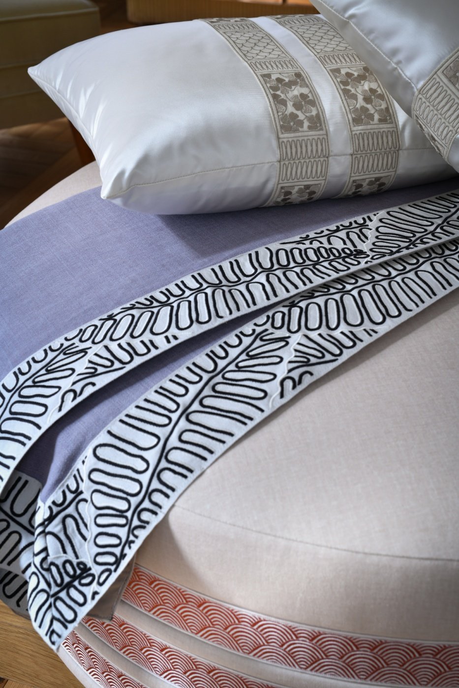 Pasmanterie albă grafică detaliu showroom București