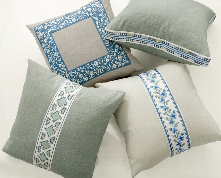 Pasmanterie albastră clasică pentru perne decorative showroom București