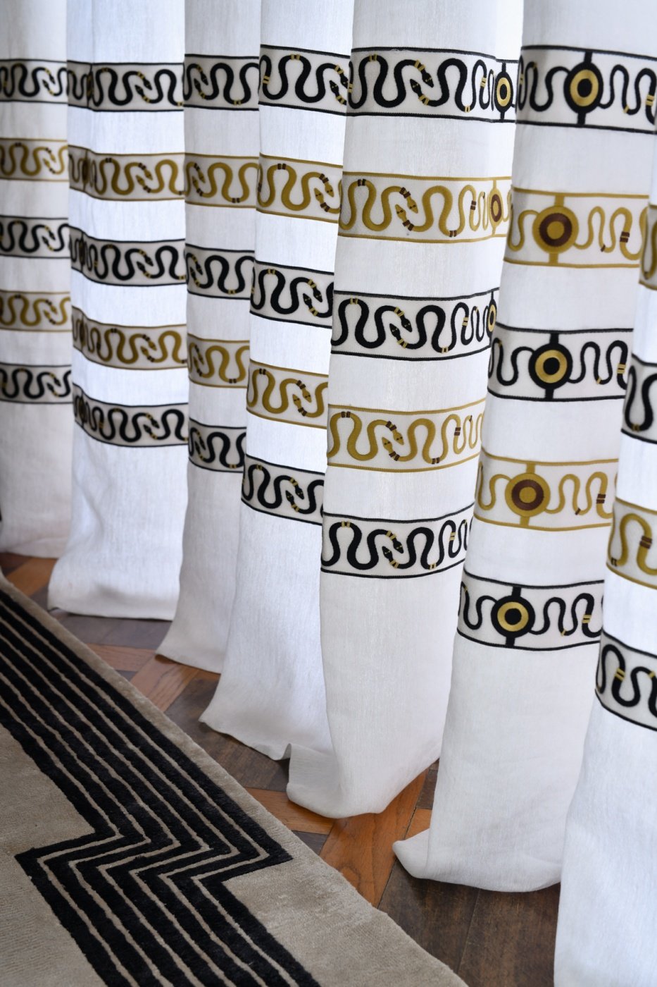 Pasmanterie cu model șarpe pentru perdea showroom București