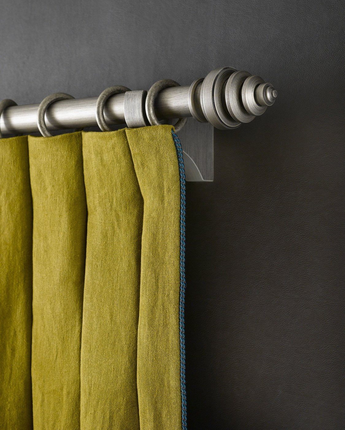 Pasmanterie decorativă verde cu șnur pentru draperie showroom București