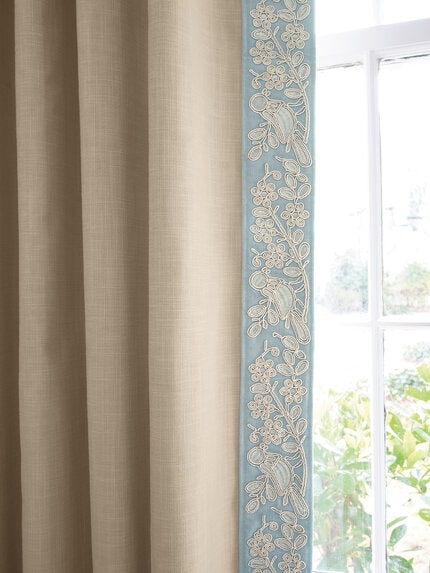 Pasmanterie decorativă brodată albastră pentru draperie showroom București