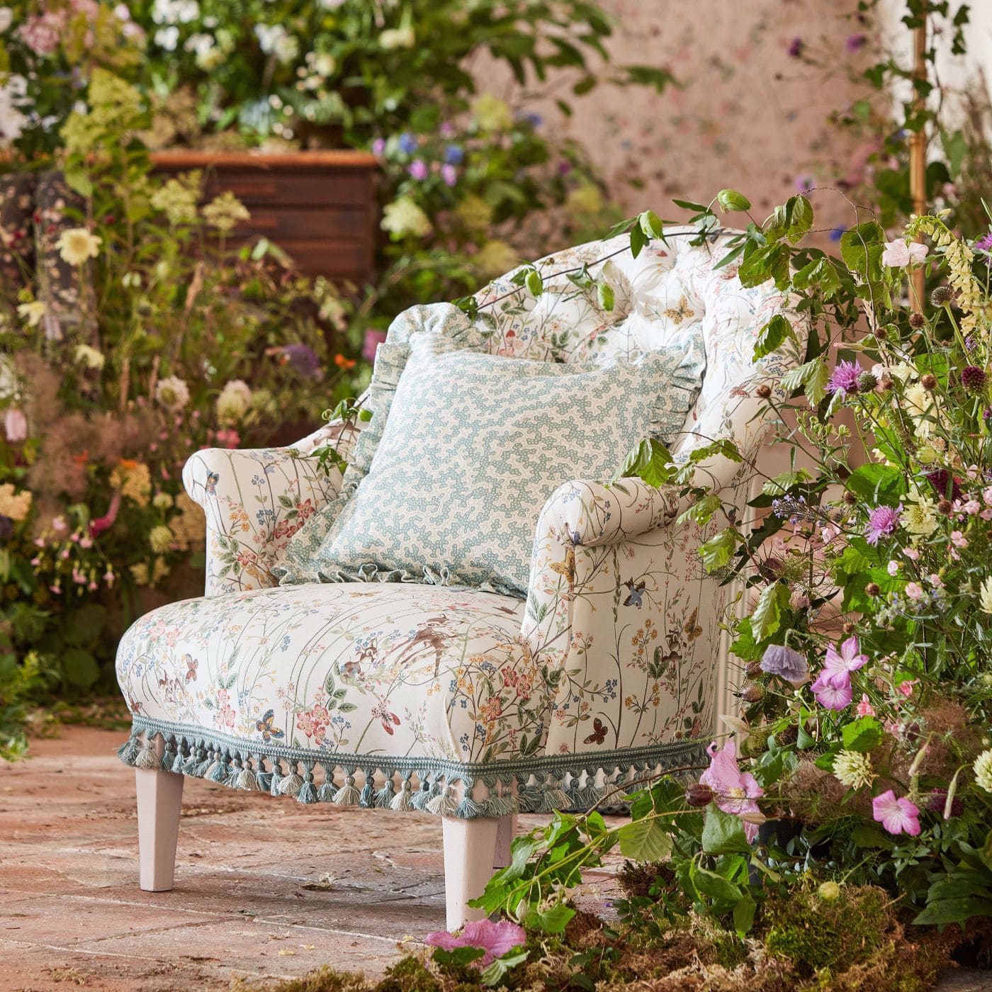 Pasmanterie albastră cu ciucuri pentru fotoliu showroom București