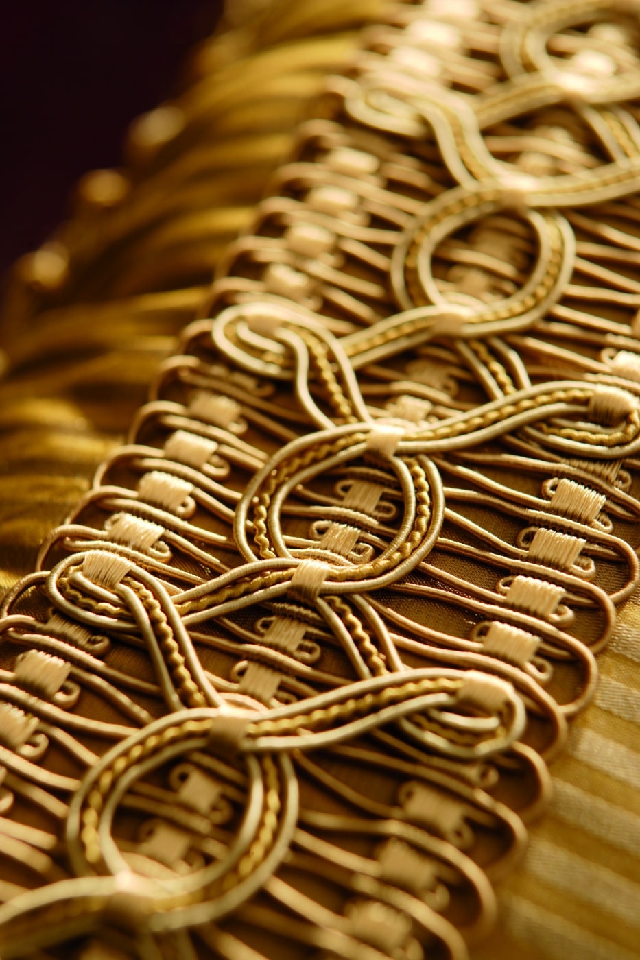 Pasmanterie aurie clasică detaliu showroom București