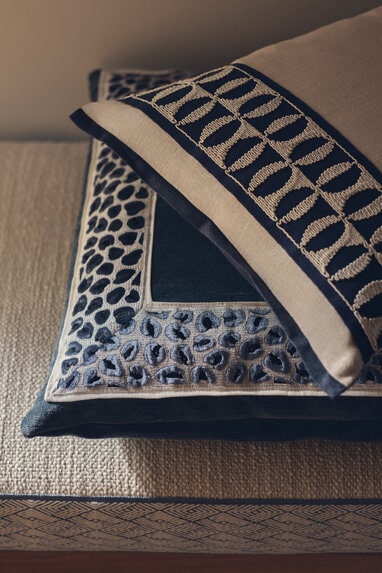 Pasmanterie albastră abstractă pentru pernă decorativă showroom București