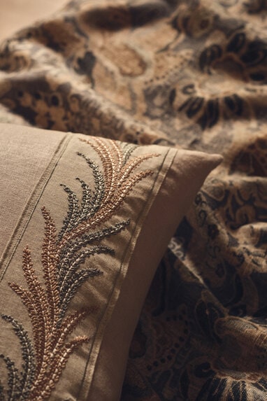 Pasmanterie cu model botanic pentru pernă decorativă showroom București