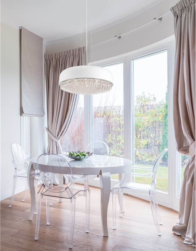 Candelabru alb elegant pentru zona de dining