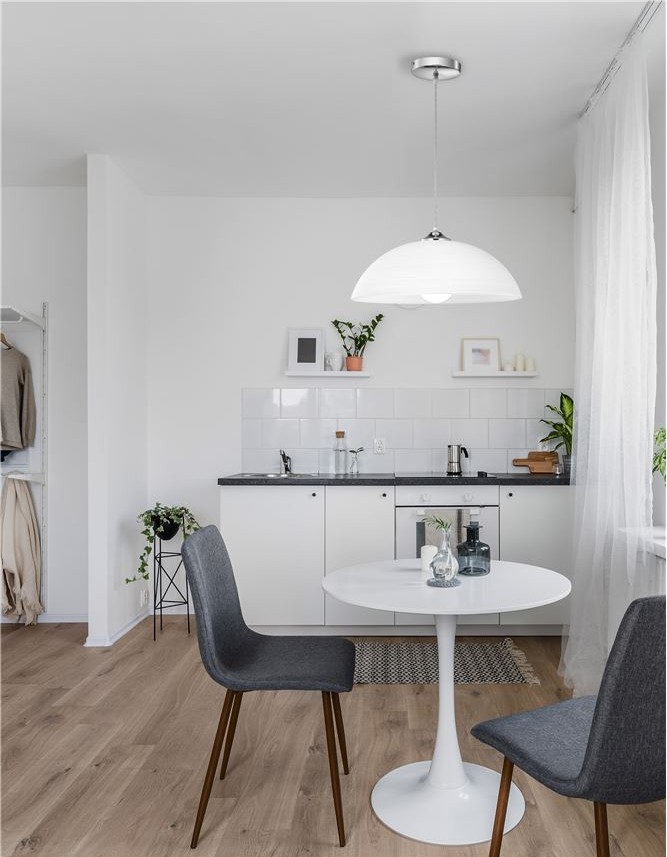 Lustră suspendată albă modernă pentru bucătărie