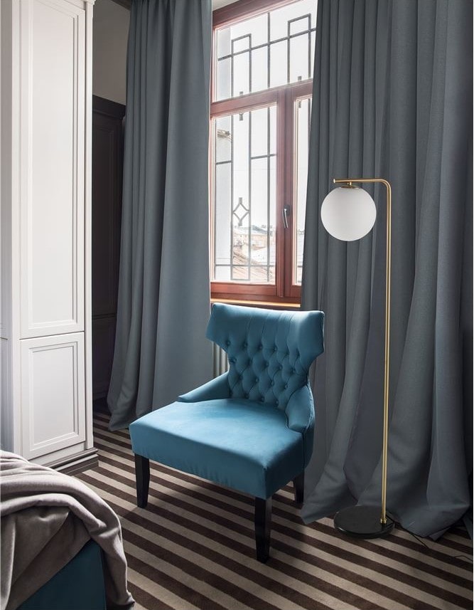 Lampadar auriu modern pentru living