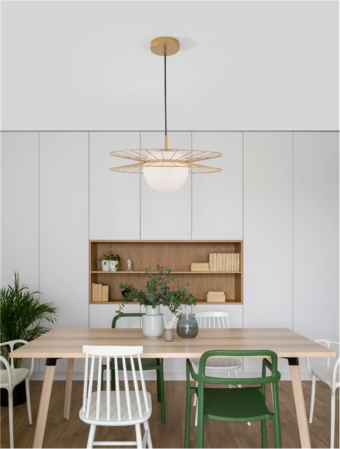 Lustră aurie cu globuri suspendată pentru dining